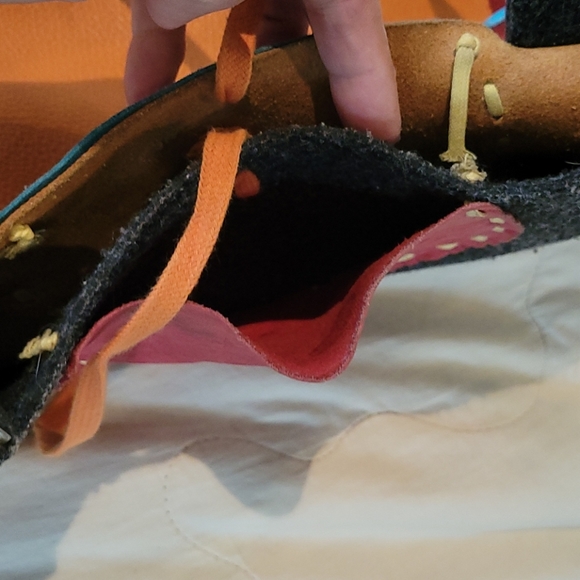 Handstiched wool and leather purse - Picture 8 of 10